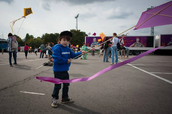 Moscow, Rusya Federasyonu - 30 Ağustos 2013: Çocuk bir hava uçurtma başlattı