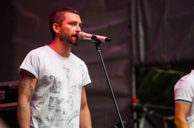 Moskova, Rusya - Jule 06, 2012: Vokalist Vladimir Krestovsky Uma2rman müzik grubu performansta.