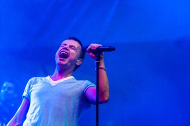 Moskova, Rusya - Jule 06, 2012: Vokalist Alexei Serov Disco kaza müzik grubu konserinde gerçekleştirir..