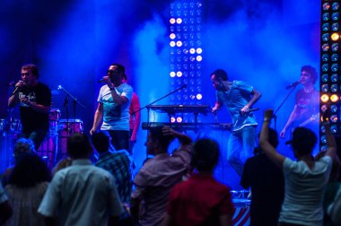 Moskova, Rusya - Jule 06, 2012: Diskoteka Avariya müzik grubu konserde gerçekleştirir..