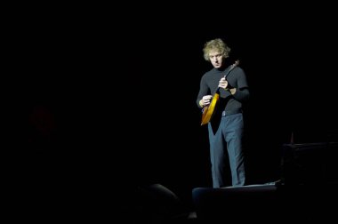 Moskova, Rusya - 10 Kasım 2011: Konserde virtüözü-balalayka oyuncu Alexei Arkhipovsky çalış