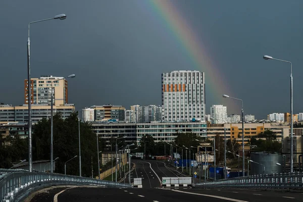 Σύγχρονα κτίρια της Μόσχας, κάτω από το ουράνιο τόξο — Φωτογραφία Αρχείου