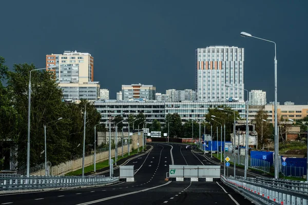 Сучасних будівель Москва під веселкою — стокове фото