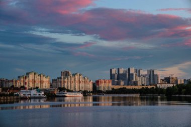 Moskova, Rusya - 5 Ağustos 2018: Gün batımı sırasında su yakınında modern binalar görünümünü.