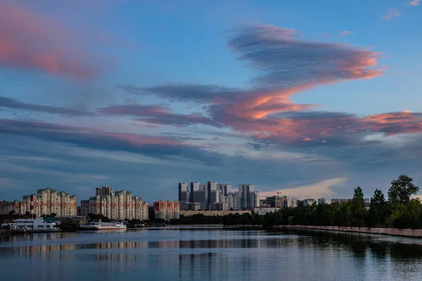 Moskva Ryssland Augusti 2018 Moderna Byggnader Nära Vattnet Solnedgången — Stockfoto