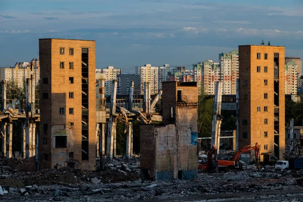 Moskova, Rusya - 5 Ağustos 2018: Buzdolapları ve araçların üretilen eski Zil bitki harabe — Stok fotoğraf