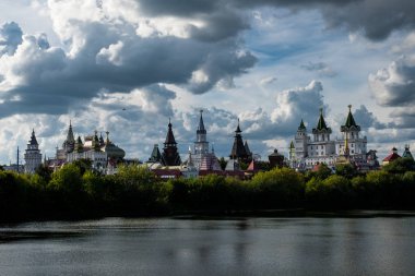Kremlin Izmailovo gümüş-üzüm gölet ile güzel bir görünüm.