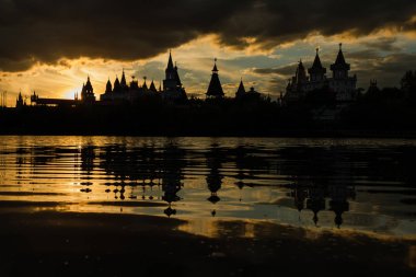 Güzel bir günbatımı gümüş-üzüm gölette aracılığıyla Kremlin Izmailovo manzarası.