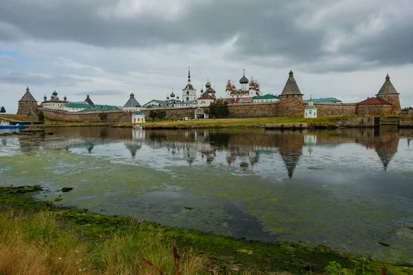 Schönes russisches Solovki-Kloster bei Sommertag — Stockfoto