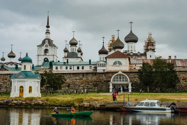 SOLOVKI, RÉPUBLIQUE DE KARÉLIE, RUSSIE - 14 AOÛT 2018 : Monastère de Solovki le jour d'été — Photo