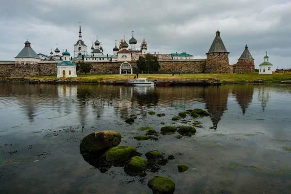 SOLOVKI, REPÚBLICA DA KARELIA, RÚSSIA - 14 DE AGOSTO DE 2018: Mosteiro de Solovki no dia de verão — Fotografia de Stock