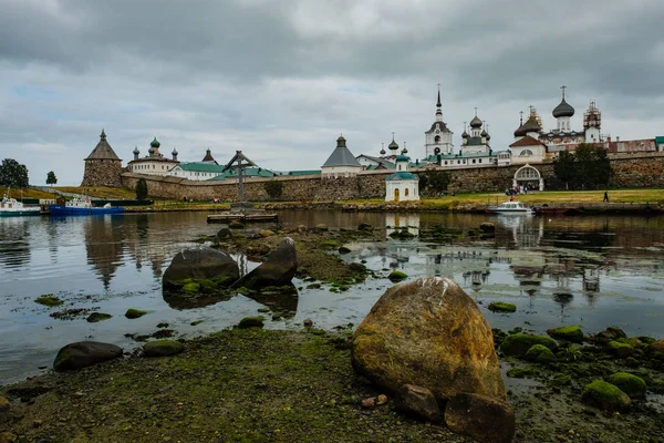 СОЛОВКИ, РЕСПУБЛИКА КАРЕЛИИ, РОССИЯ - 14 августа 2018 года: Соловецкий монастырь в летний день — стоковое фото