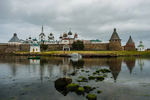 SOLOVKI, REPÚBLICA DA KARELIA, RÚSSIA - 14 DE AGOSTO DE 2018: Mosteiro de Solovki no dia de verão — Fotografia de Stock