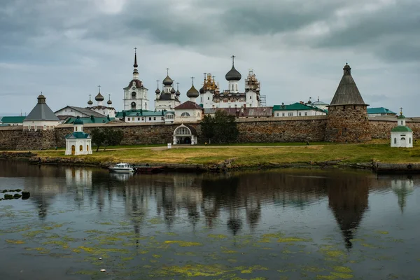 СОЛОВКИ, РЕСПУБЛИКА КАРЕЛИИ, РОССИЯ - 14 августа 2018 года: Соловецкий монастырь в летний день — стоковое фото