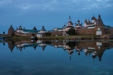 Yaz günü güzel Rus Solovki Manastırı.