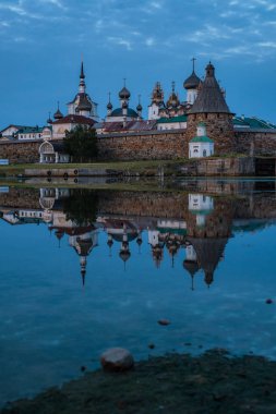 Yaz günü güzel Rus Solovki Manastırı.