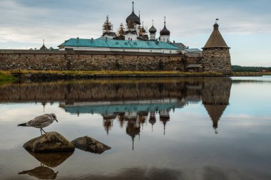Yaz günü güzel Rus Solovki Manastırı.