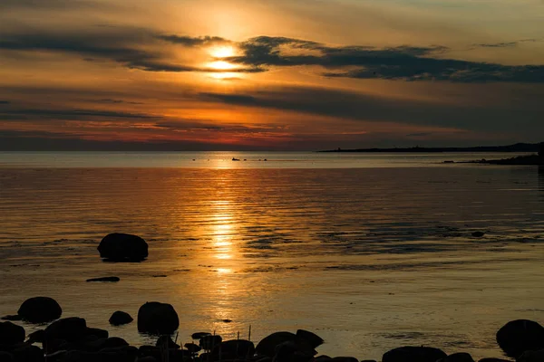 Schöner Sonnenuntergang Mit Felsen Über Dem Weißen Meer — Stockfoto