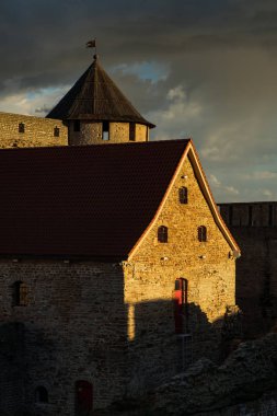 Ivangorod kalede günbatımında harika manzarasını.