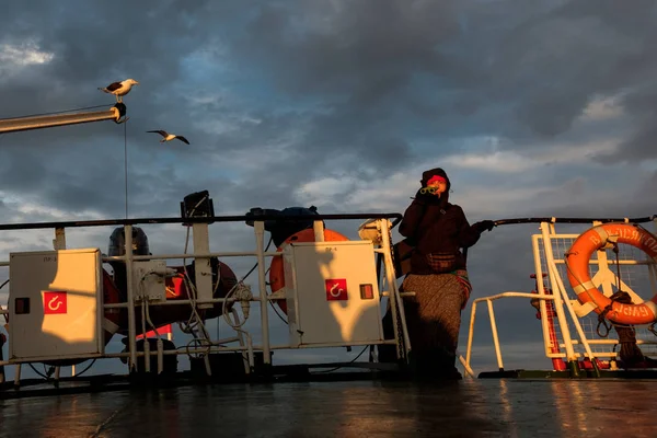 Bir Kız Bir Gemide Dürbün Ile Günbatımında Görünüyor — Stok fotoğraf