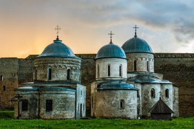 Aziz Nikolaos'un antik kilise ve kilise Dormition Anne Tanrı'nın üzerinde bölge Ivangorod 1492 yılında inşa edilmiş kale. Şimdi bir müze.