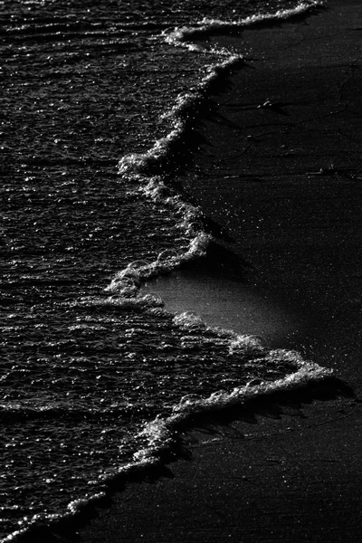 Beach Sand Och Våg Havet Svart Vit Bakgrund — Stockfoto