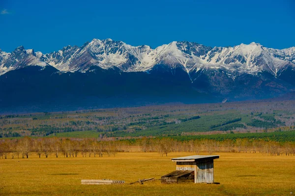 美丽的春天景观的西萨彦岭山脉 — 图库照片