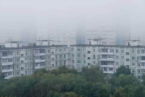 Ранковий Туман Над Панельними Будинками Початку Осені — стокове фото