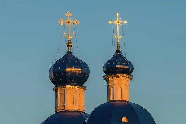 View of the Petropavlovskaya Church in the fall in Yasenevo at sunset — Stock Photo, Image