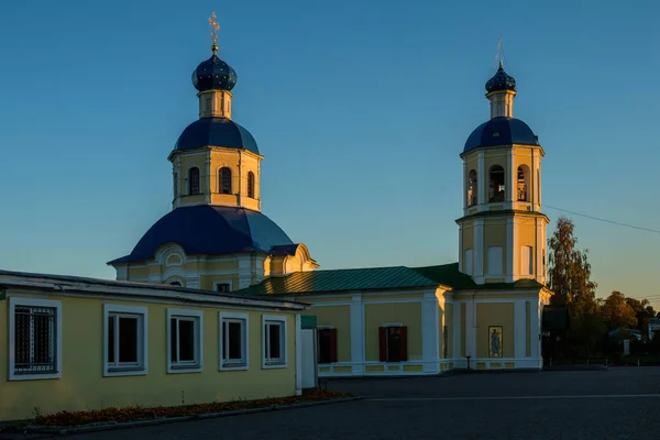 Weergave van de Petropavlovskaya kerk in de herfst in Yasenevo bij zonsondergang — Stockfoto