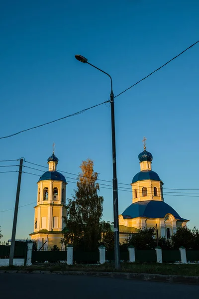 View of the Petropavlovskaya Church in the fall in Yasenevo at sunset — Stock Photo, Image