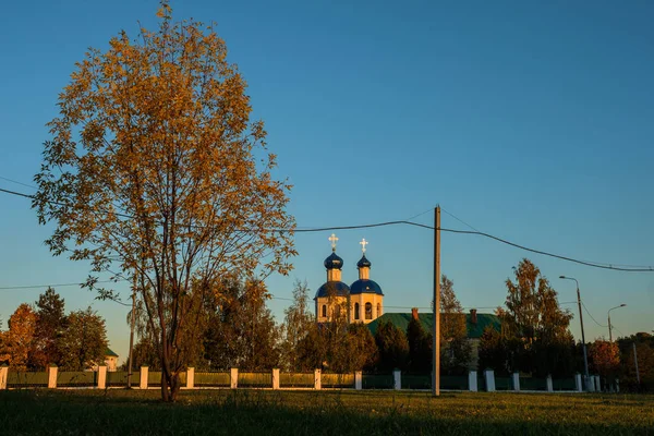 Vista de la iglesia Petropavlovskaya en el otoño en Yasenevo al atardecer —  Fotos de Stock