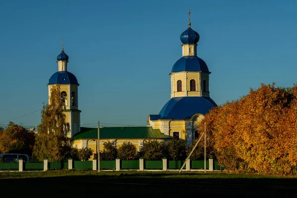 Weergave van de Petropavlovskaya kerk in de herfst in Yasenevo bij zonsondergang — Stockfoto