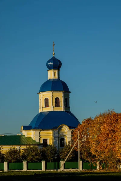 Weergave van de Petropavlovskaya kerk in de herfst in Yasenevo bij zonsondergang — Stockfoto