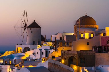 Santorini, Yunanistan, oia Köyü ünlü yel değirmeni ile.