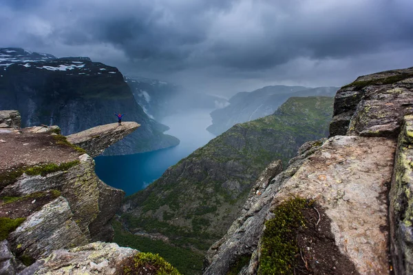 Veduta della lingua Troll in Norvegia con un uomo — Foto Stock