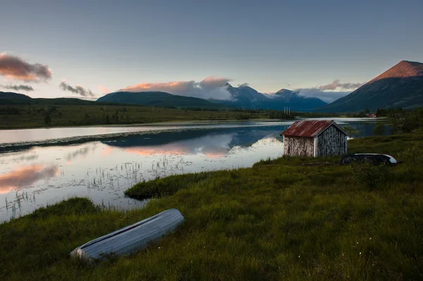 Сельская Местность Норвегии Европа Лодкой Берегу Высокими Горами — стоковое фото