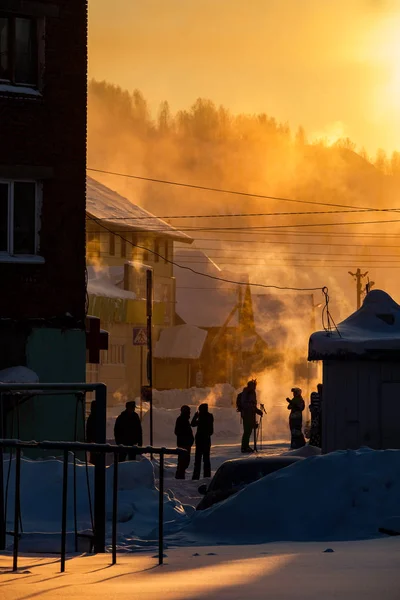 SHEREGESH, RÚSSIA - 4 DE DEZEMBRO DE 2018: Esquiadores e snowboarders estão no frio a 29 graus Celsius — Fotografia de Stock