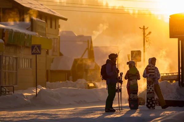 Sheregesh, Ryssland - 4 December 2018: Skid- och snowboardåkare stå i kylan på-29 grader Celsius — Stockfoto