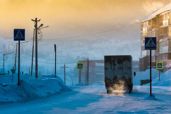 SHEREGESH, RÚSSIA - 4 DE DEZEMBRO DE 2018: Cidade siberiana Sheregesh ao amanhecer a -29 graus Celsius — Fotografia de Stock