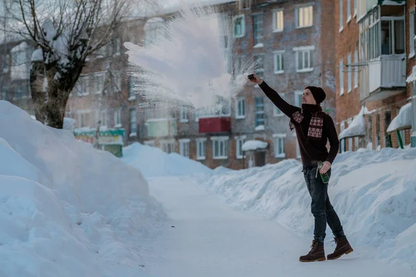 Frost effekt varmvatten fryser man häller kokande vatten — Stockfoto