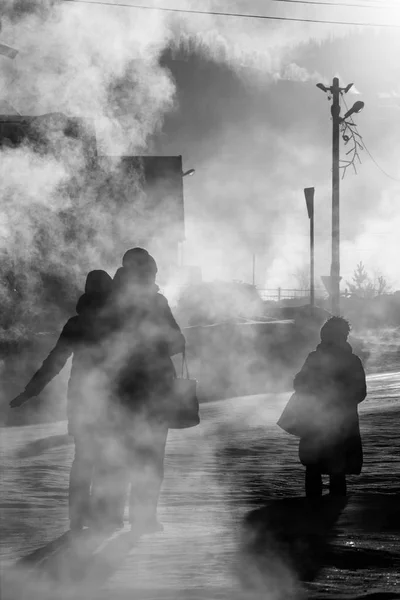 Sheregesh, Ryssland - 4 December 2018: Sibirisk city Sheregesh i gryningen på-29 grader Celsius — Stockfoto