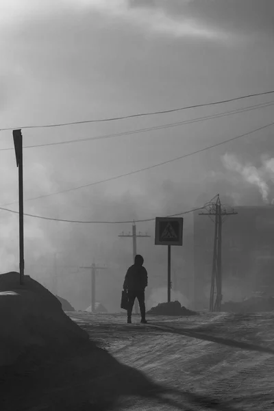 SHEREGESH, RÚSSIA - 4 DE DEZEMBRO DE 2018: Cidade siberiana Sheregesh ao amanhecer a -29 graus Celsius — Fotografia de Stock