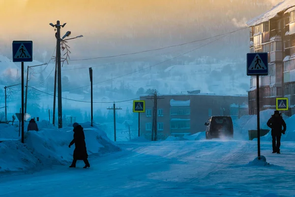 SHEREGESH, RÚSSIA - 4 DE DEZEMBRO DE 2018: Cidade siberiana Sheregesh ao amanhecer a -29 graus Celsius — Fotografia de Stock