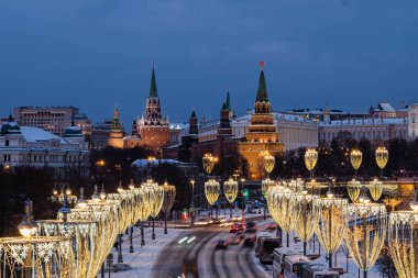 Moskova Nehri ve Kremlin setin Patriarchal Köprüsü'nden gece görünümü.