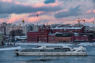 Moscow, Rusya Federasyonu - 22 Ocak 2019: Motorlu gemi Moskova Nehri kış gerçekleşir.