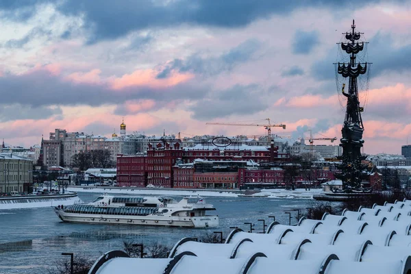 Moscow Rússia Janeiro 2019 Navio Motor Ocorre Rio Moscou Inverno — Fotografia de Stock