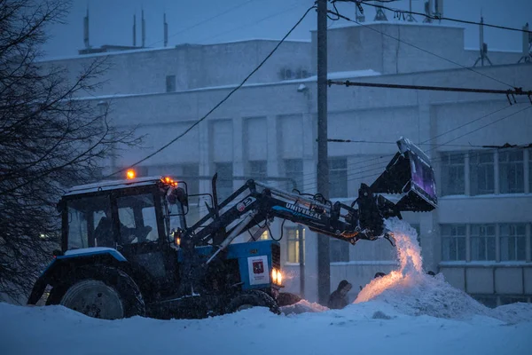 Moscow Rússia Janeiro 2019 Trator Limpa Neve Noite — Fotografia de Stock