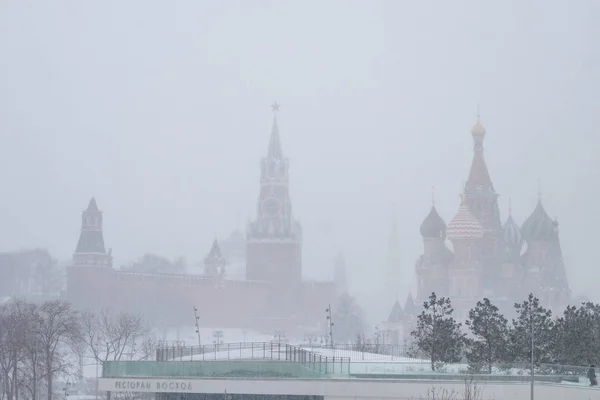 Moscow Russia January 2019 View Snow Covered Kremlin Park Zaryadye — Stock Photo, Image