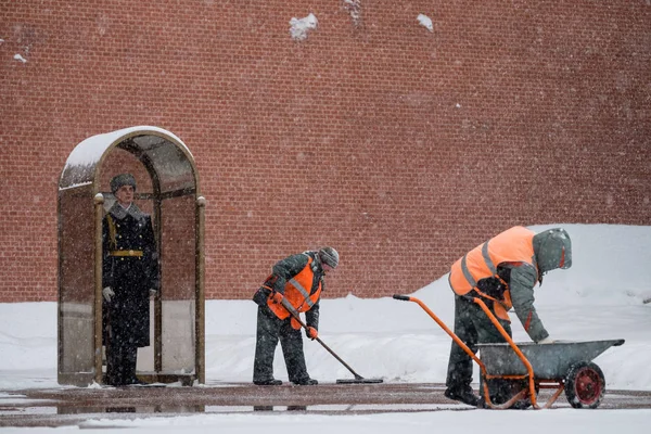 무명 용사의 무덤 근처 모스크바, 러시아-1 월 26 일, 2019: 눈 제거 스톡 사진